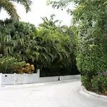 Artist Garden By Avantstay Great Location W Balcony Outdoor Dining Shared Pool Bbq Week Long Stays