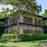 Artist Garden By Avantstay Great Location W Balcony Outdoor Dining Shared Pool Bbq Week Long Stays